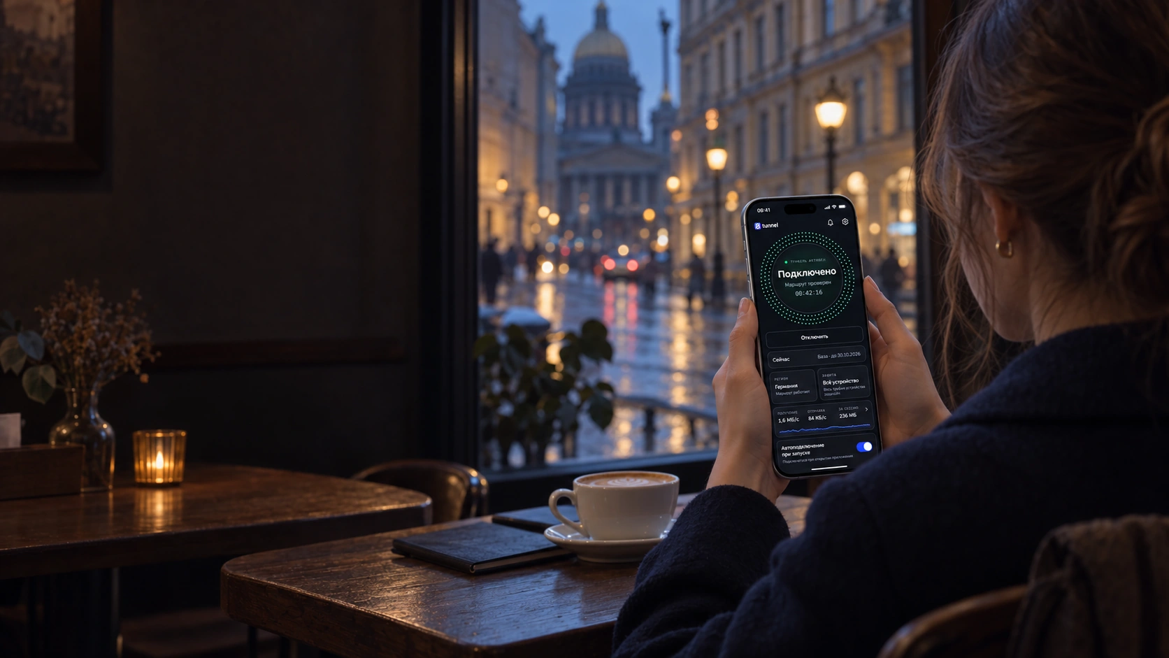 Женщина у окна кафе держит iPhone с примером интерфейса 8Tunnel.