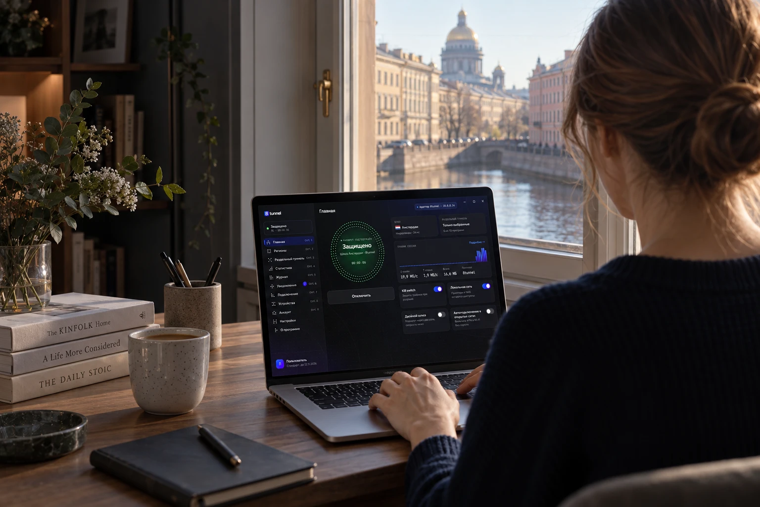 Женщина работает на MacBook с примером интерфейса 8Tunnel у окна квартиры.